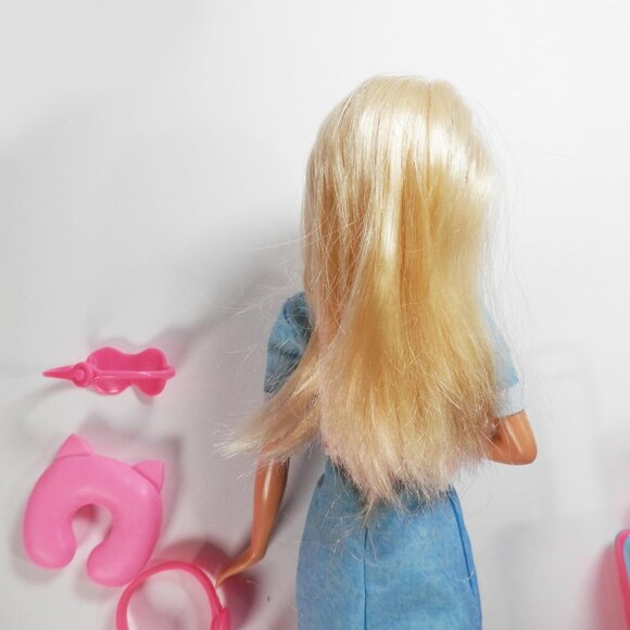 2018 Barbie Travel Themed Doll With Pink Suitcase Backpack Neck Pillow FWV25 - Picture 9 of 11